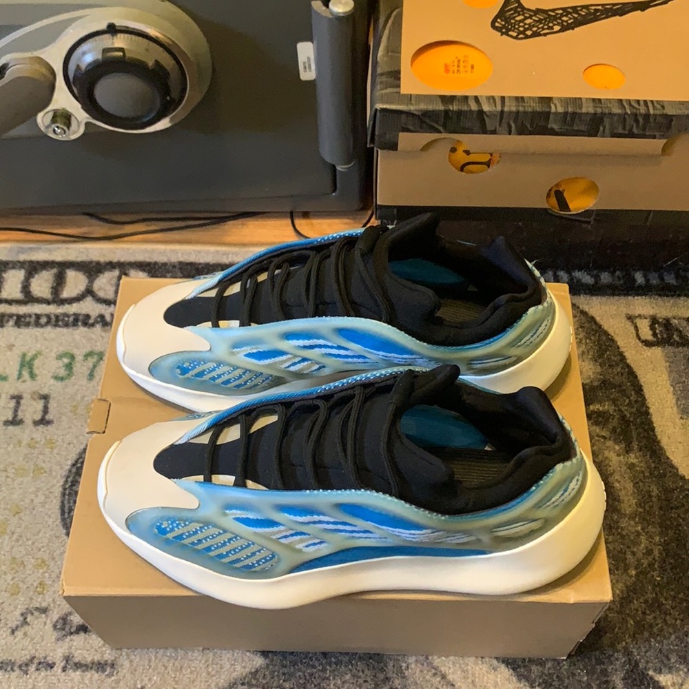Adidas Yeezy 700